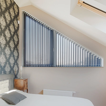 flexible Sonderformen - Orientalische Tapete im Schlafzimmer, Sonnenschutz Sonderform Lammellenvorhang