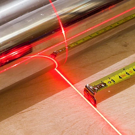 Aufmass - Lasermessgerät und Maßband zum Ausmessen von Räumen